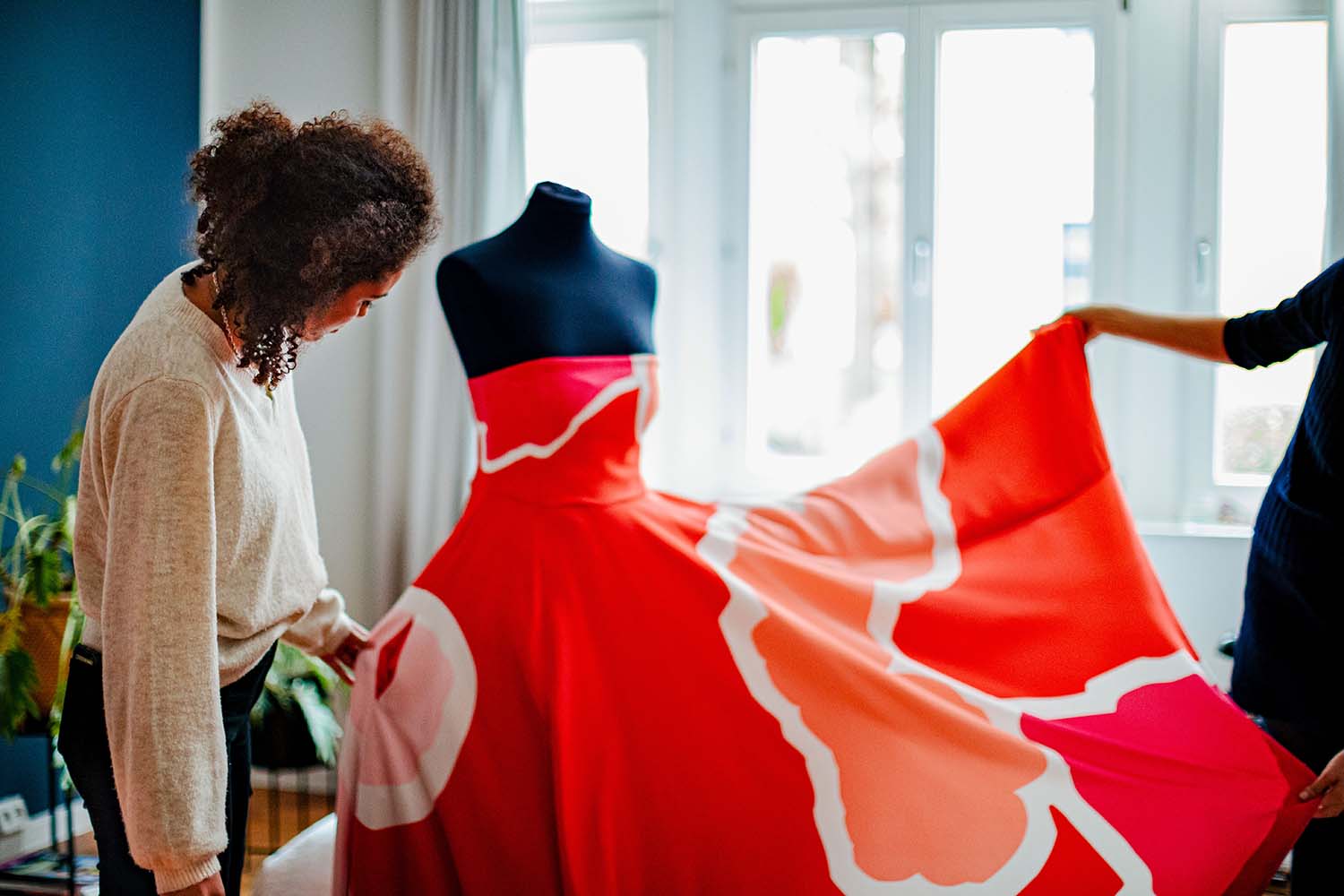 small Weimar Modedesignerin zeigt einer Frau ihre Designs