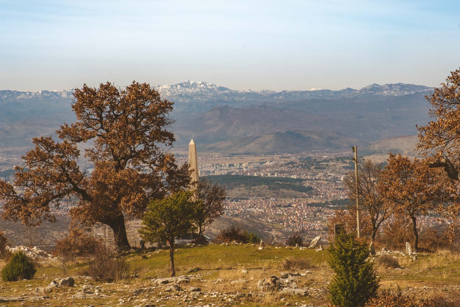 Pogled na podgoricu i spomenik Fundinskom boju