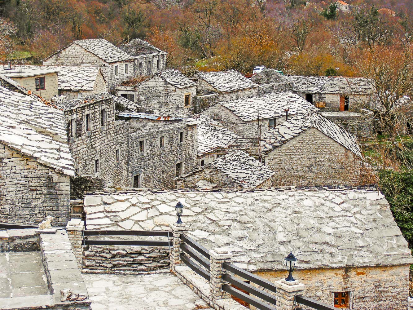 Zlijebi pogled na zlijebe ispred konobe 1 copy