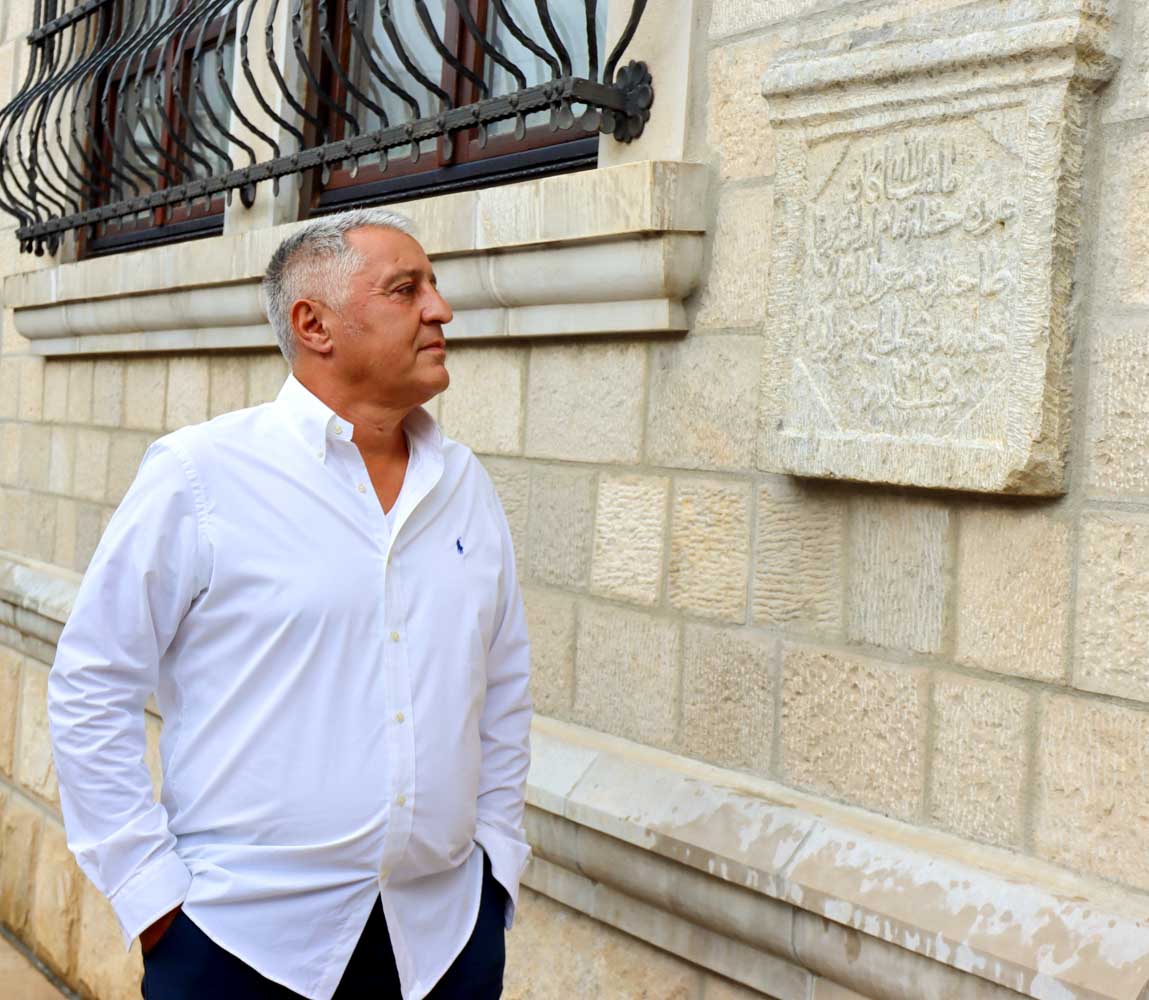 Refik Radoncic ispred kule Radoncica u Gusnju