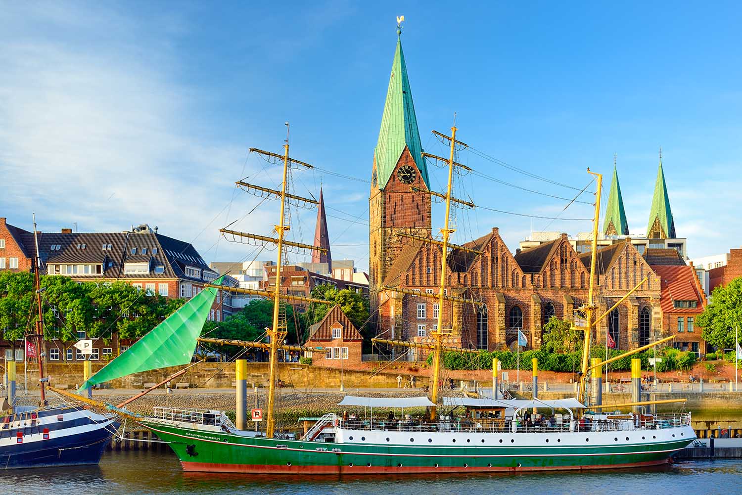 small Bremen Die Alexander von Humboldt mit Liebenfrauenkirche copy